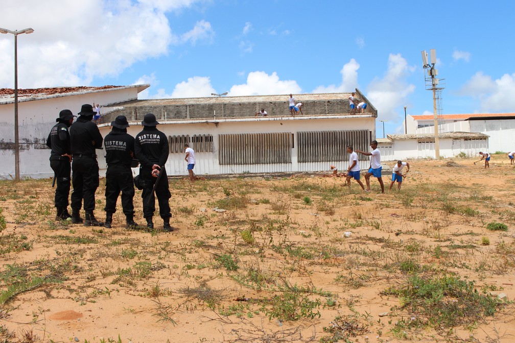 Em Alcaçuz, agentes penitenciários vigiam os presos, que agora trabalham na limpeza da unidade (Foto: Anderson Barbosa/G1)