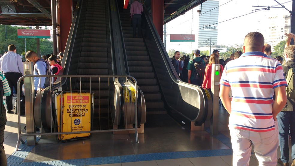 Escada rolante da estação Pinheiros está fechada desde novembro (Foto: Tahiane Stochero/G1)