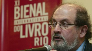 Salman Rushdie participa de coletiva de imprensa na Bienal do Livro do Rio, em 2003 — Foto: Marizilda Cruppe / Agência O Globo