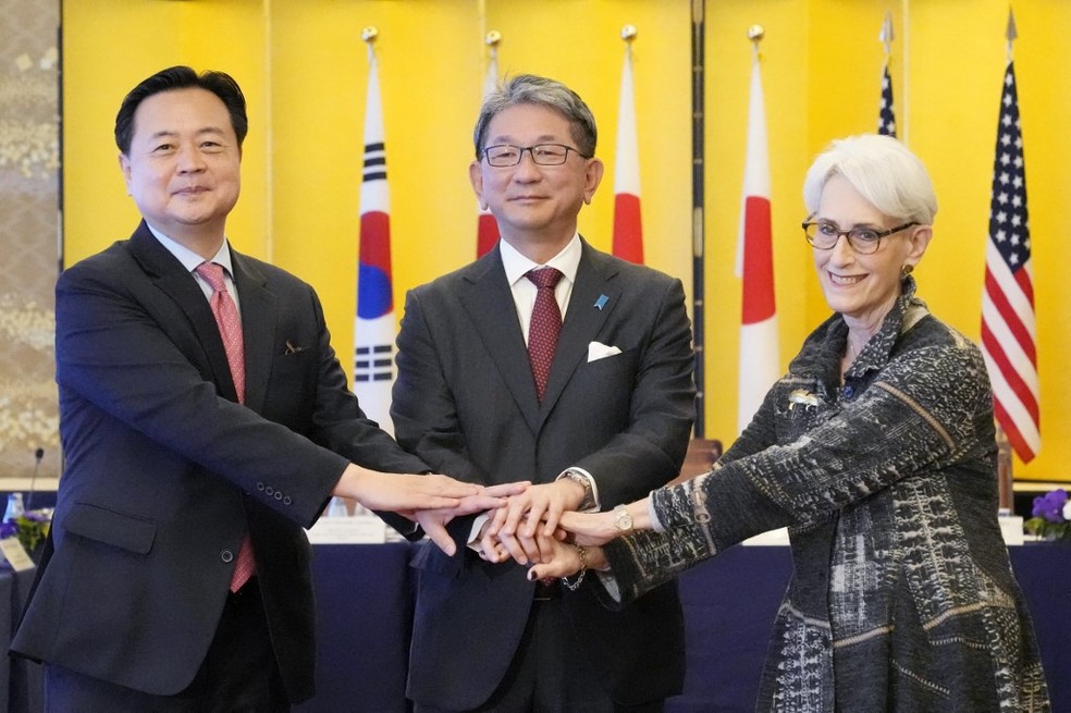 O vice-ministro de Relações Exteriores do Japão, Takeo Mori, a vice-secretária de Estado dos EUA, Wendy Sherman, e o vice-ministro de Relações Exteriores da Coréia do Sul, Cho Hyun-dong, posam para fotógrafos antes de sua reunião trilateral em Tóquio em outubro de 2022 — Foto: Eugene Hoshiko / POOL / AFP