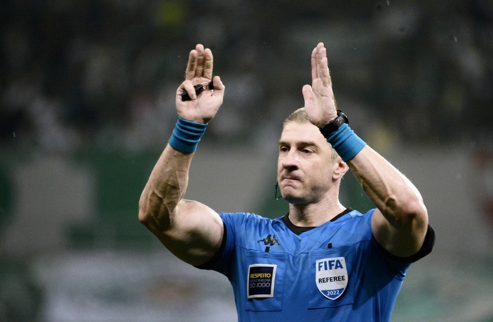 Árbitro Anderson Daronco é quem apita o jogo — Foto: Marcos Ribolli