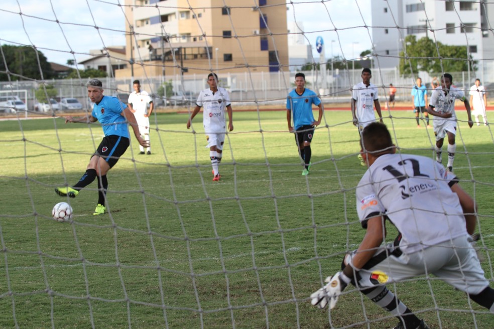 No primeiro teste do Belo nesta pr&eacute;-temporada, Rafael Castro marcou dois gols na vit&oacute;ria por 8 a 0 sobre o time sub-20 do pr&oacute;prio Belo (Foto: Cisco Nobre/GloboEsporte.com)