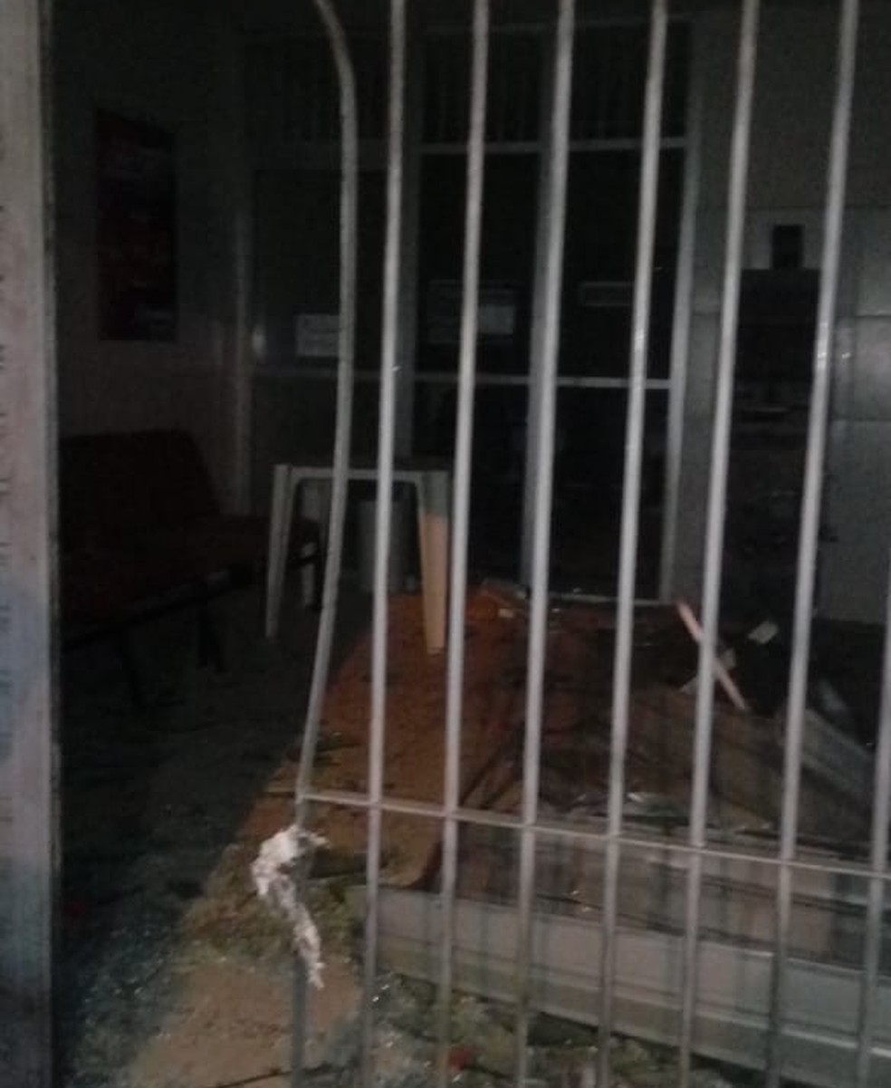 Criminosos atacam agÃªncia bancÃ¡ria na cidade de TejuÃ§uoca. â€” Foto: ReproduÃ§Ã£o/TV Verdes Mares