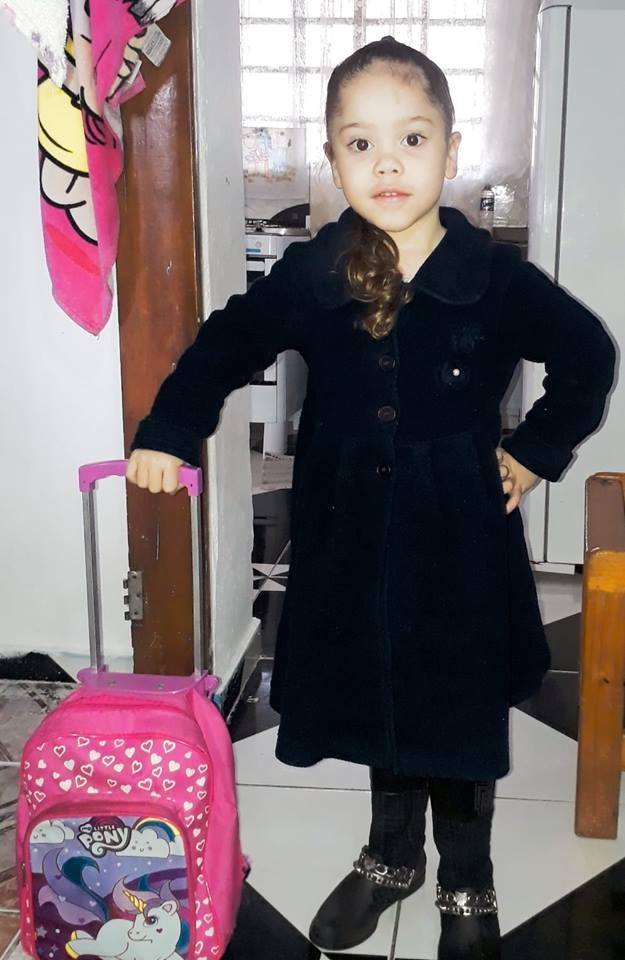 Noemi pronta para voltar à escola na terça-feira (4) (Foto: Reprodução/ Facebook) Noemi pronta para voltar à escola na terça-feira (4) (Foto: Reprodução/ Facebook)