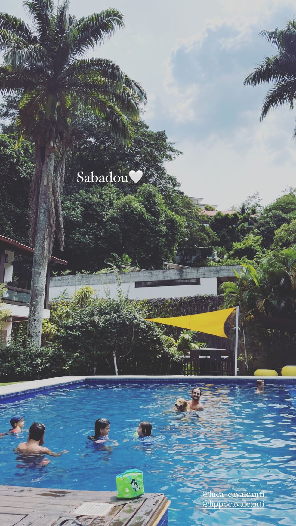 Isis Valverde e amigas curtem dia de piscina no Rio de Janeiro — Foto: Reprodução/Instagram