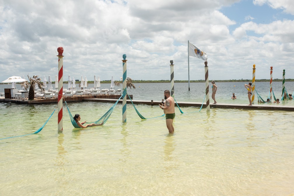 Na Lagoa do Paraíso, turistas relaxam em rede e aproveitam a água doce — Foto: Celso Tavares/G1