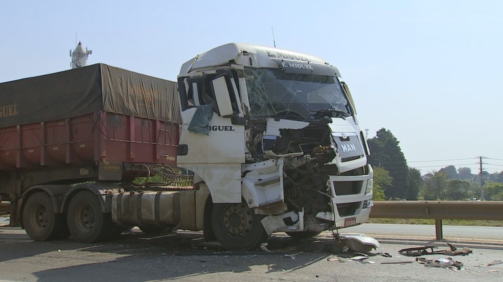 Carretas colidem em rodovia de Itapetininga — Foto: Reprodução/TV TEM