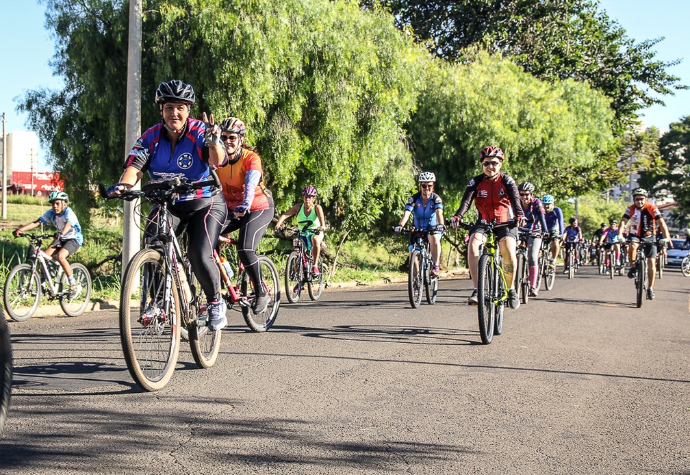 Ciclistas a caminho da casa de Lucas em São Carlos — Foto: Fabio Rodrigues/G1