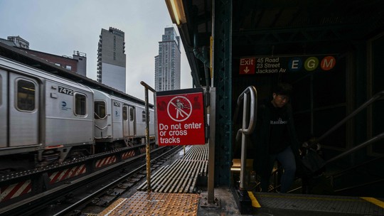 Nova York tenta acabar com os “surfistas de metrô”