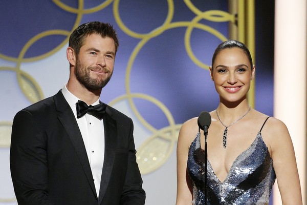 Chris Hemsworth e Gal Gadot apresentando prêmio no Globo de Ouro deste ano (Foto: Getty Images)