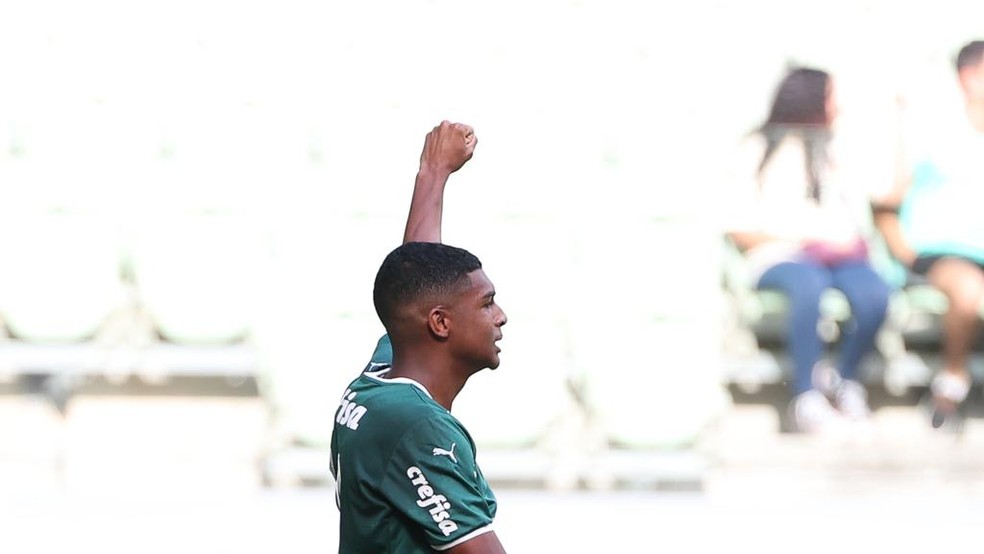 Luís Guilherme comemora gol do Palmeiras contra o Athletico pela semi do Brasileiro sub-17 — Foto: Fabio Menotti