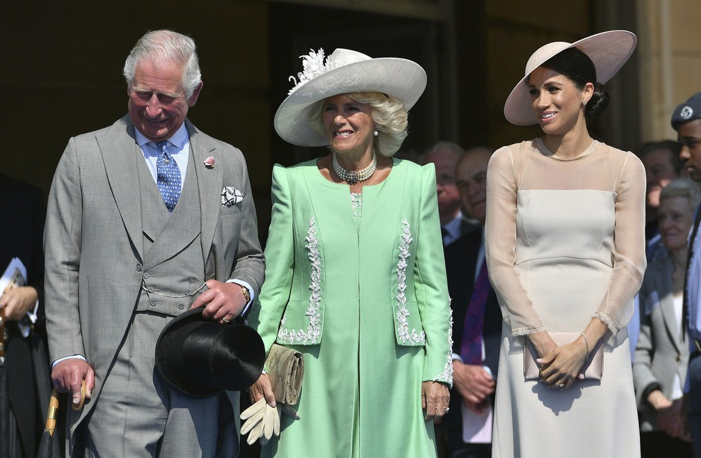 PrÃ­ncipe Charles em festa em comemoraÃ§Ã£o aos seus 70 anos ao lado de sua mulher Camilla, duquesa de Cornwall, e de Meghan Markle, duquesa de Sussex (Foto: Dominic Lipinski/Pool Photo via AP)