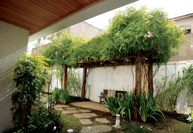 O espaço com ares de quintal, criado pelos paisagistas Jeane Calderan e Celso Bergamasco, é ideal para um bate-papo com os amigos (Foto: Ricardo Corrêa / Casa e Jardim)