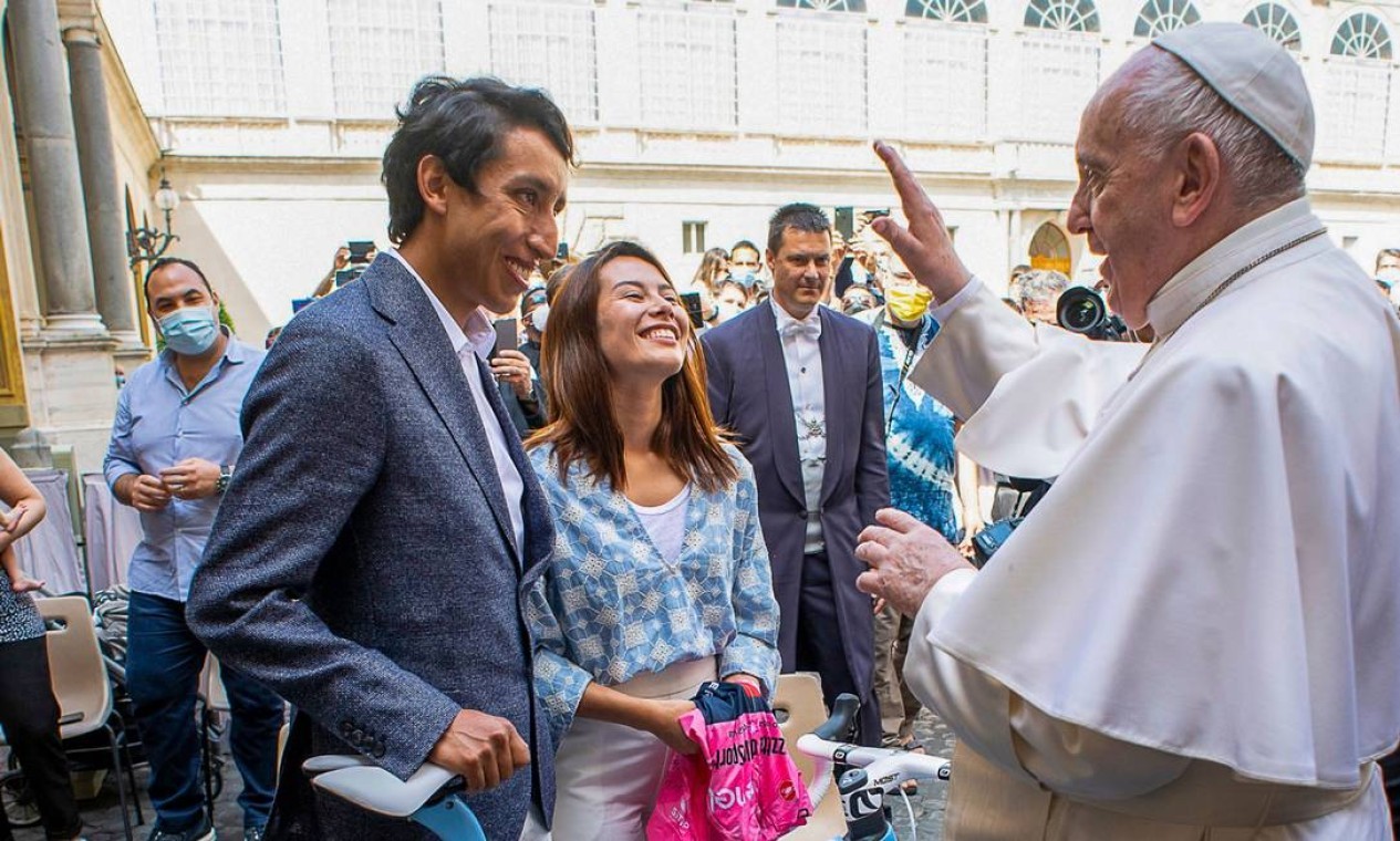 O Papa Francisco dá sua bênção ao ciclista colombiano Egan Bernal e sua namorada Maria Fernanda Gutierrez, que presenteou o Pontifice com uma camisa da equipe — Foto: HANDOUT / AFP