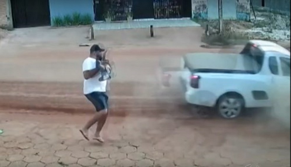 Pai tirou rápido criança de moto atingida por carro em São Félix do Xingu no Pará  — Foto: Redes sociais/Reprodução 