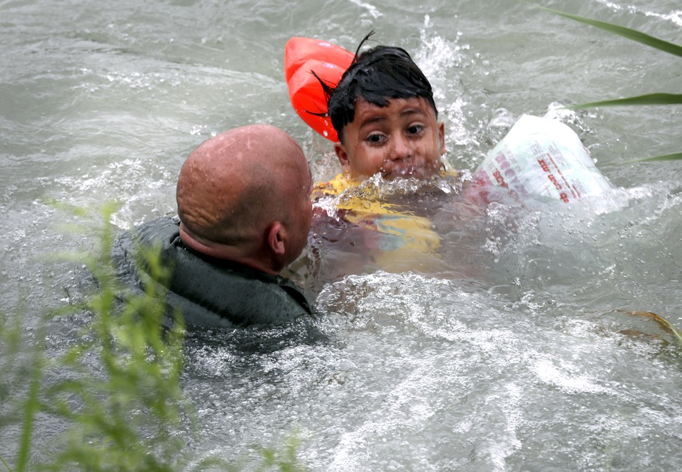 Um menino hondurenho de 7 anos foi resgatado no dia 10 de maio por agentes americanos de fronteira no Rio Grande, que separa EUA e México. — Foto: Bob Own / The San Antonio Express-News / via AP Photo