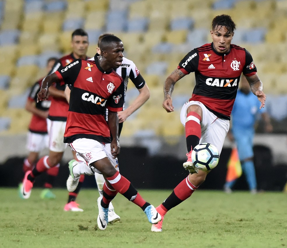 Vinicius ao lado de Guerrero (Foto: André Durão / GloboEsporte.com)