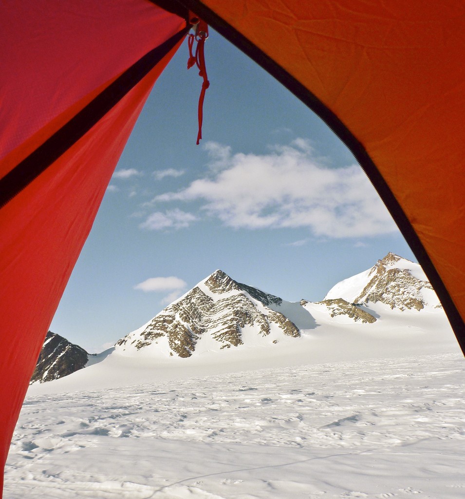 View from my tent. Pyramid Peaks are visible through open door of tent, in field camp on Larson Glacier (Foto: Photo Credit: Winslow Passey)