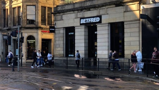 Loja Betfred no centro de Manchester (Foto: BBC)