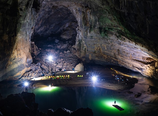 O interior é colossal: tem altura média de 200 m e largura média de cerca de 150 m (Foto: Son Doong Cave Official Site / Reprodução)