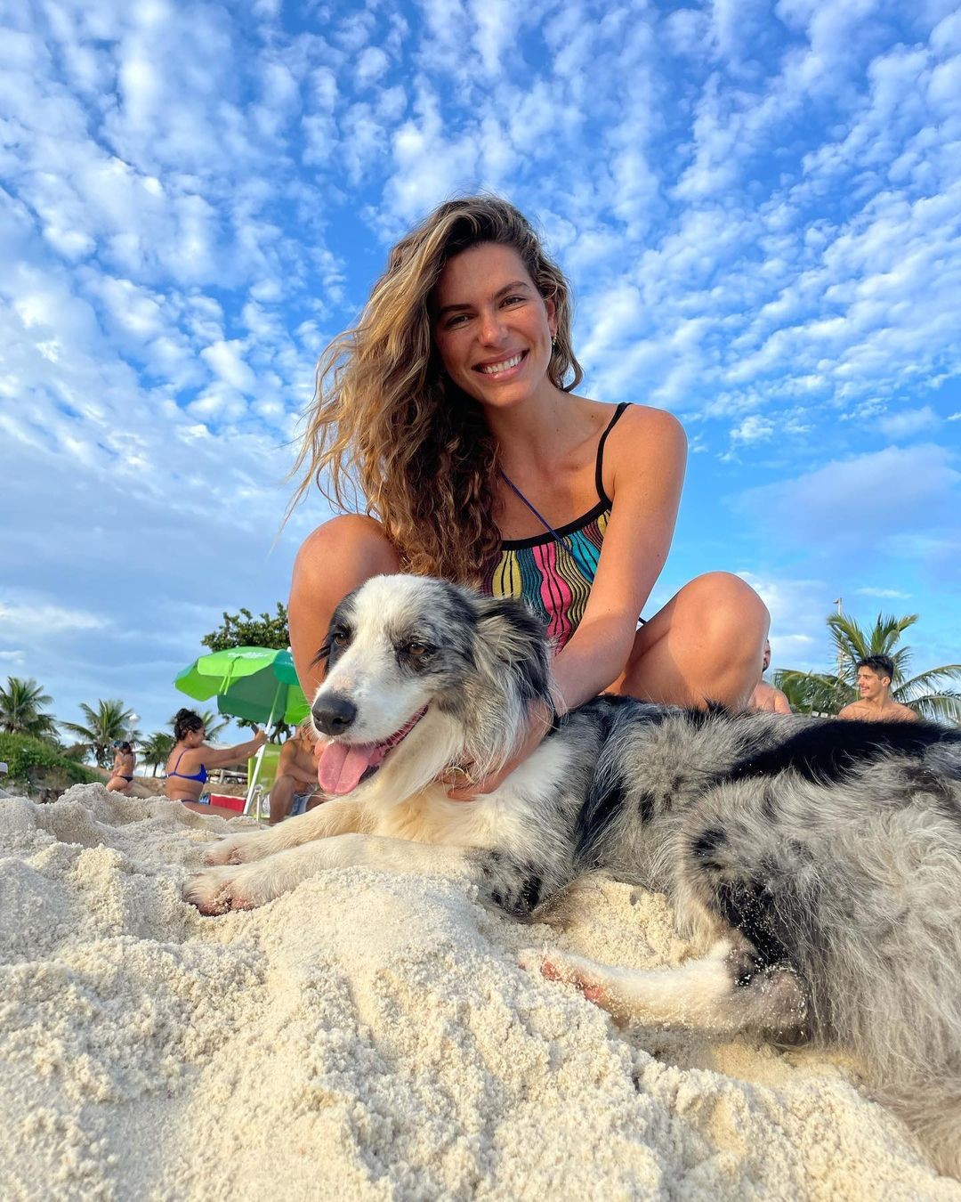 Mariana Goldfarb encanta com clique ao lado de cachorrinho de estimação  (Foto: Reprodução / Instagram)