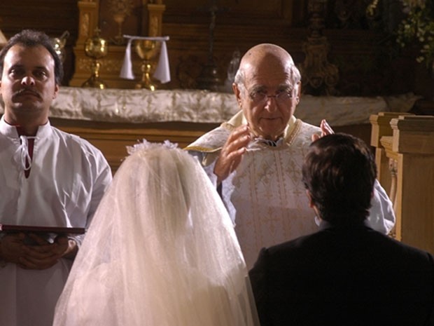 Elias Gleizer foi o padre do casamento dos personagens de Isis Valverde e Bruno Gagliasso, em Sinhá Moça (Foto: TV Globo)