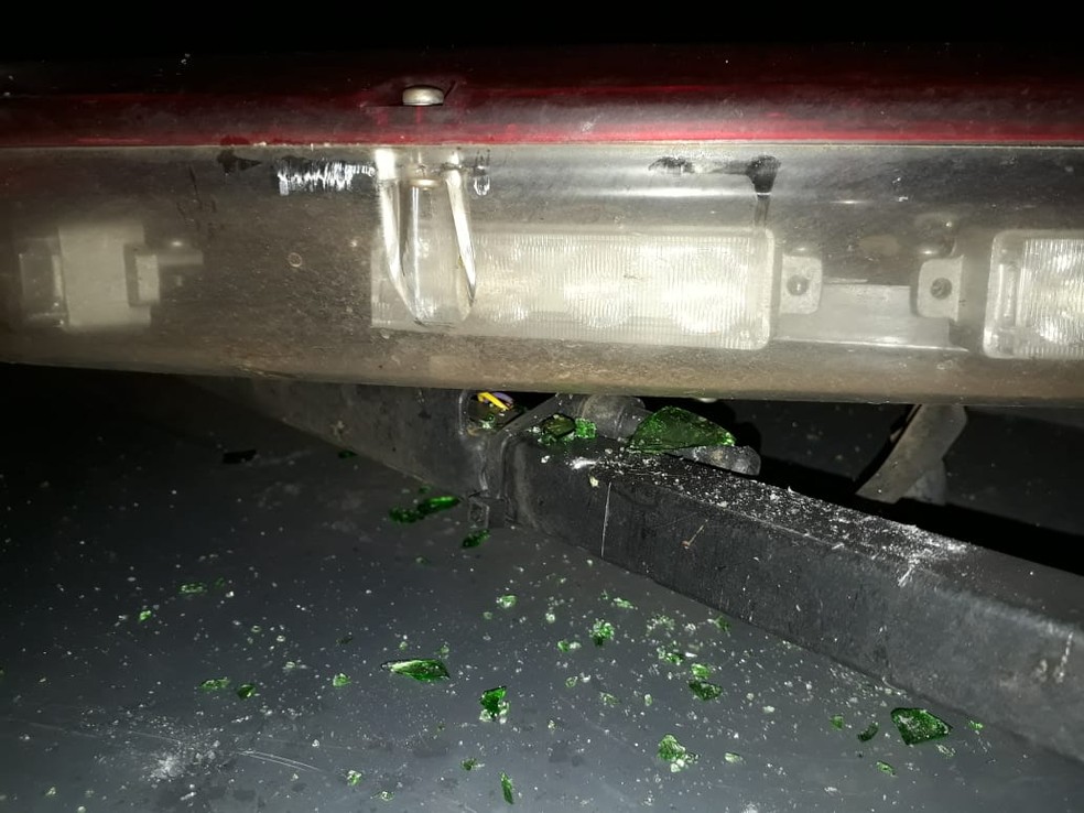 Foliões jogam garrafas contra viatura policial. — Foto: Batalhão de Choque/Divulgação