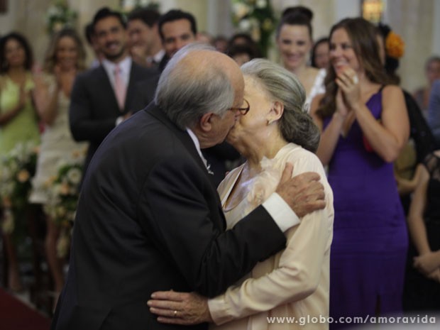 O casal sela a união com um beijo apaixonado (Foto: Pedro Curi / TV Globo)