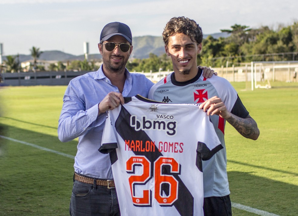 Marlon Gomes recebe a camisa 26 do Vasco de Josh Wander — Foto: Daniel Ramalho/Vasco