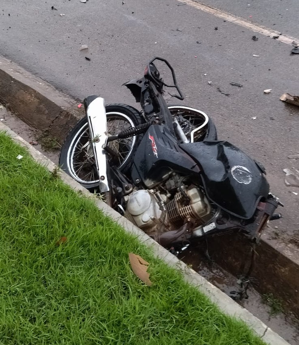 Acidente envolvendo motocicleta e veículo deixa uma pessoa gravemente ferida na BR-402 no MA — Foto: Divulgação/PRF