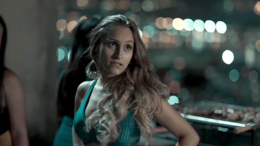 Carine recebe sinal de Rubinho (Foto: TV Globo)