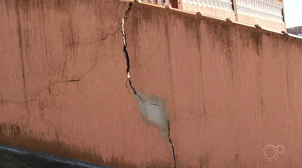 Moradores aguardam indeniza&ccedil;&atilde;o por vazamento de &aacute;gua que provocou rachaduras em casas &mdash; Foto: Reprodu&ccedil;&atilde;o/TV TEM
