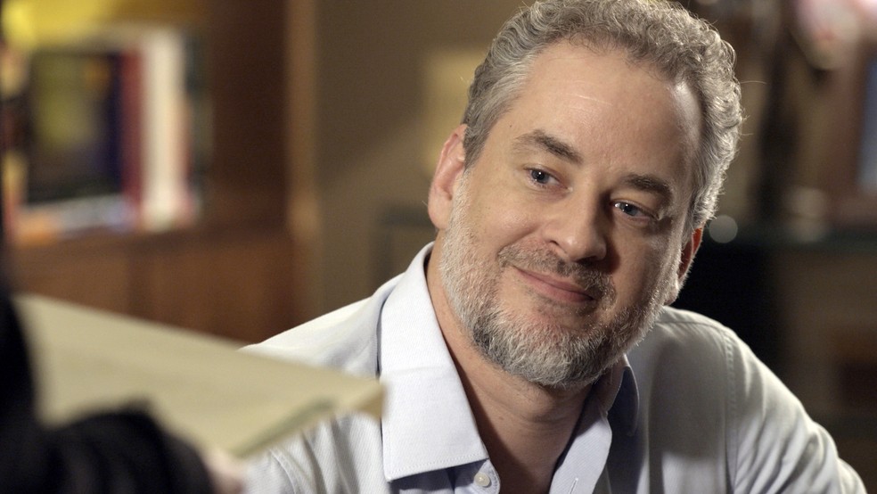  Eugênio decide entregar o documento ao filho: 