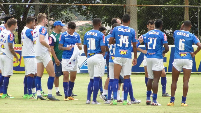 Cruzeiro tem manhã descontraída após semana de seriedade nos treinos