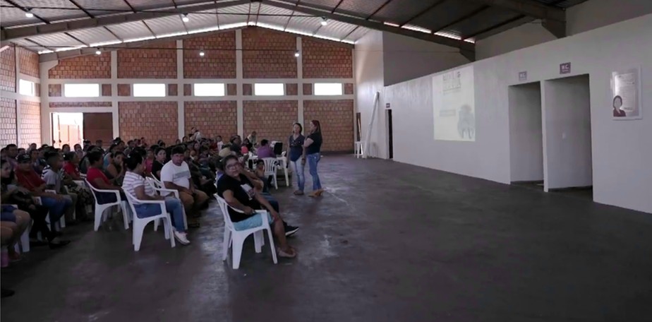 Beneficiários do Auxílio Brasil em cidade no interior do Mato Grosso do Sul participam de reunião