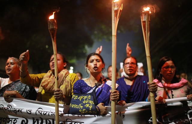 Students and activists take part in a torch-lit march during an ongoing protest against an alleged gang-rape and brutally torturing of a woman in the southern district of Noakhali, in Dhaka, Bangladesh on October 14, 2020. (Photo by Rehman Asad/NurPhoto v (Foto: NurPhoto via Getty Images)