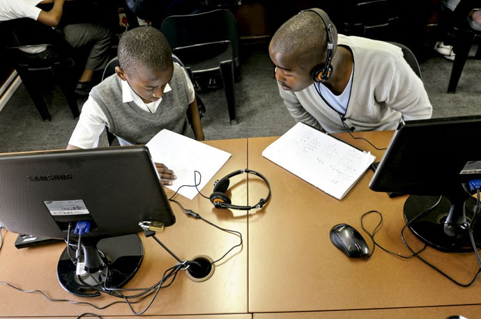 CONECTADOS PELO ENSINO: Na África do Sul, alunos acompanham videoaulas da Khan Academyjá vistas  200 milhões de vezes no mundo todo (Foto: Gareth Smit/ Divulgação)