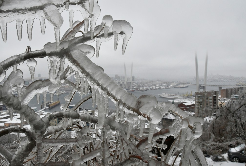 Frio intenso, chuva congelada e neve mudaram a paisagem de Vladivostok, na Rússia, na quinta-feira (19) — Foto: Yuri Maltsev/Reuters
