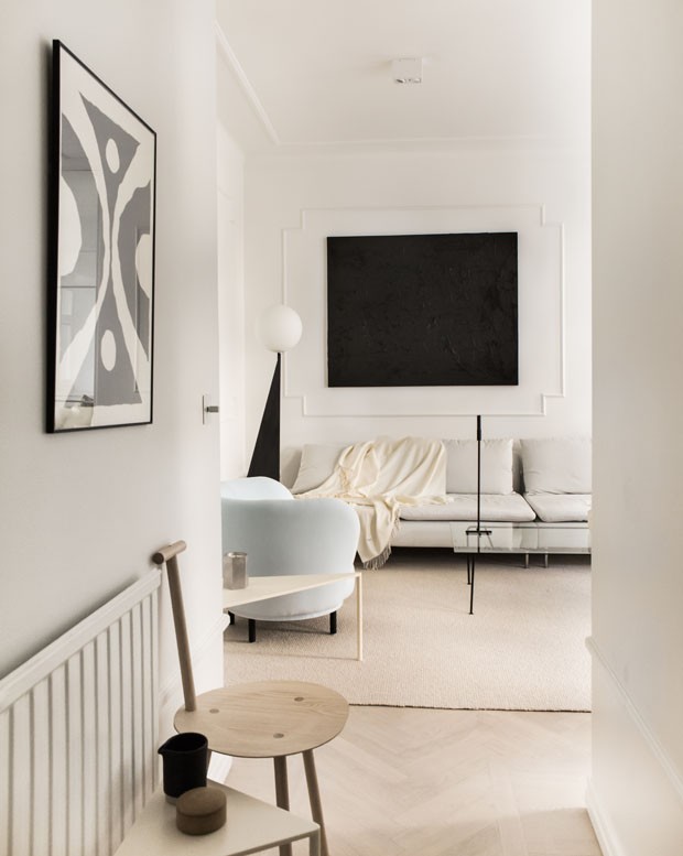 Branco puro dá impacto a apartamento minimalista (Foto: Divulgação)