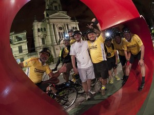 Grupo de ciclistas faz doação em Guarujá (Foto: Divulgação/Prefeitura de Guarujá)