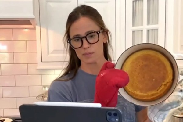 A atriz Jennifer Garner pediu a ajuda da sua mãe para preparar um pão de milho (Foto: Reprodução / Instagram)
