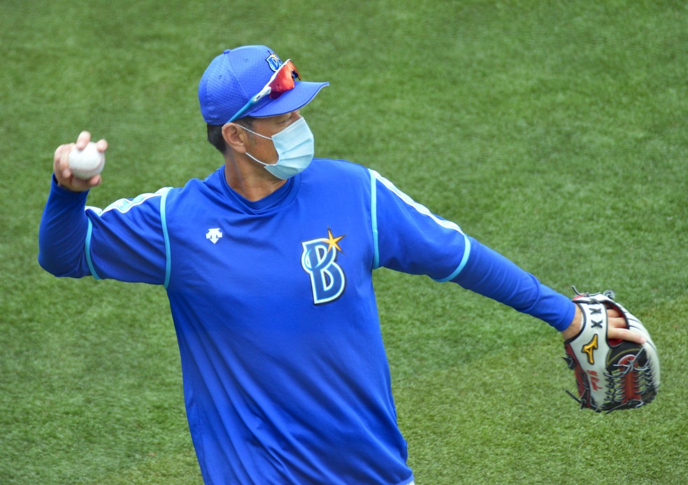 Técnico do Yokohama usa máscara durante treino da equipe na volta do beisebol no Japão — Foto:  REUTERS/Jack Tarrant