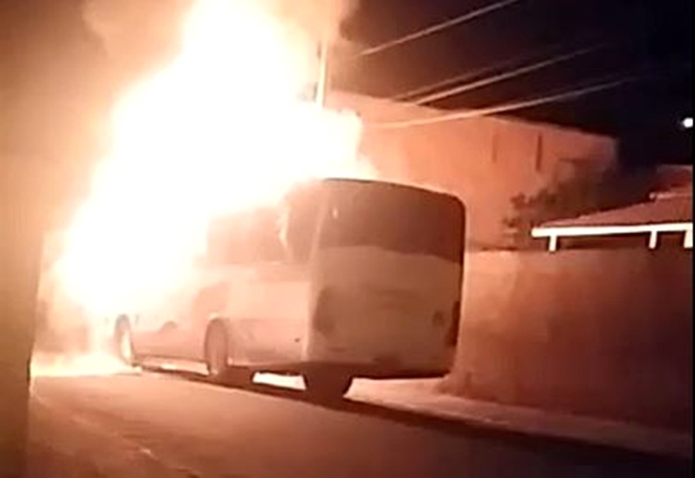 Ônibus pega fogo após ataques em Itajubá (MG) (Foto: Reprodução/Redes Sociais)