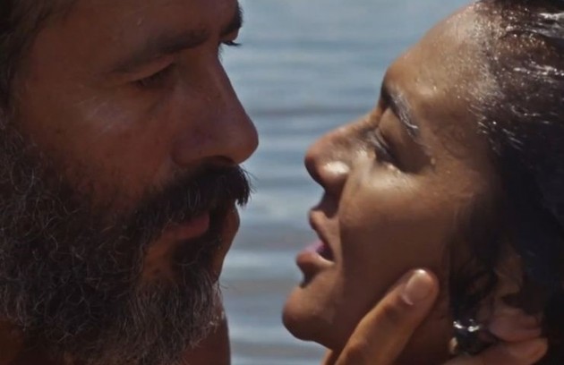 O momento continuou com Marcos Palmeira e Dira Paes assumindo os personagens, também nus no rio (Foto: TV Globo)
