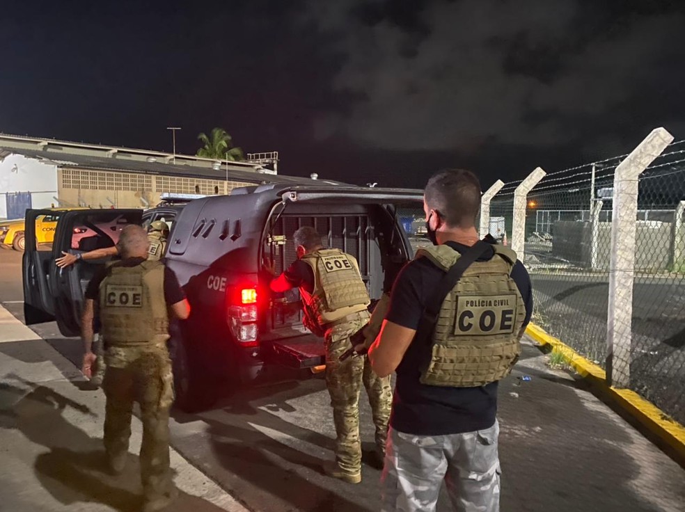 Investigado por comandar grupo criminoso em Vera Cruz é preso no aeroporto de Salvador, ao tentar embarcar em voo internacional — Foto: Tony Silva/Polícia Civil