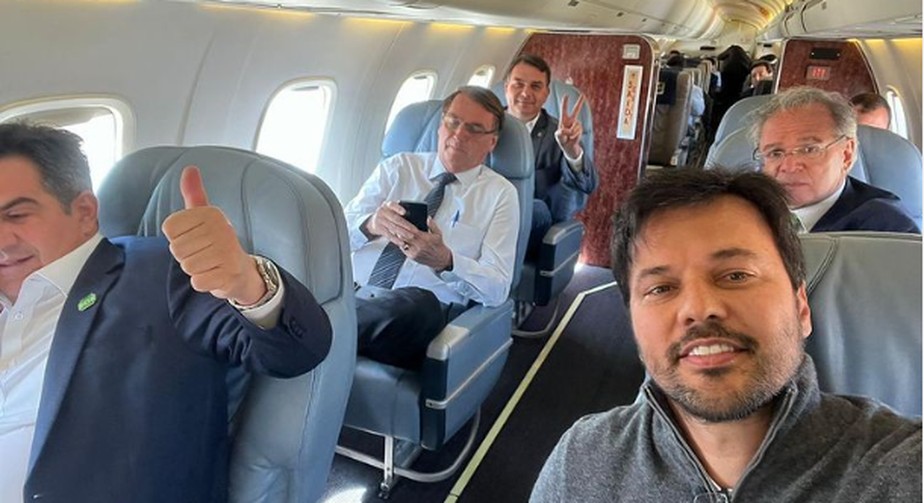 O presidente Jair Bolsonaro viaja ao Rio de Janeiro, acompanhado de ministros