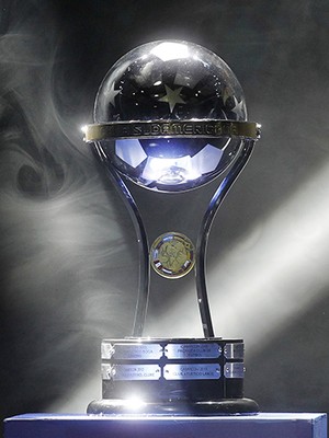 Troféu da Copa Sul-Americana (Foto: Divulgação/Conmebol)