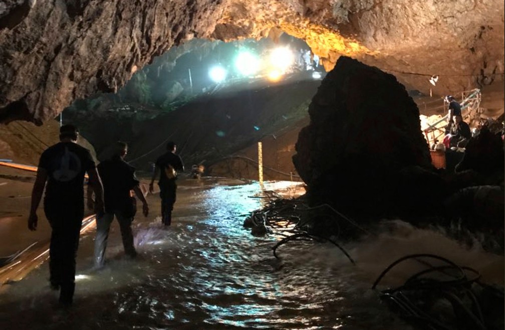 Foto tuitada por Elon Musk mostram esforço de resgate de meninos presos em caverna da Tailândia, nesta terça-feira (10)  (Foto: Courtesy of Elon Musk via AP)