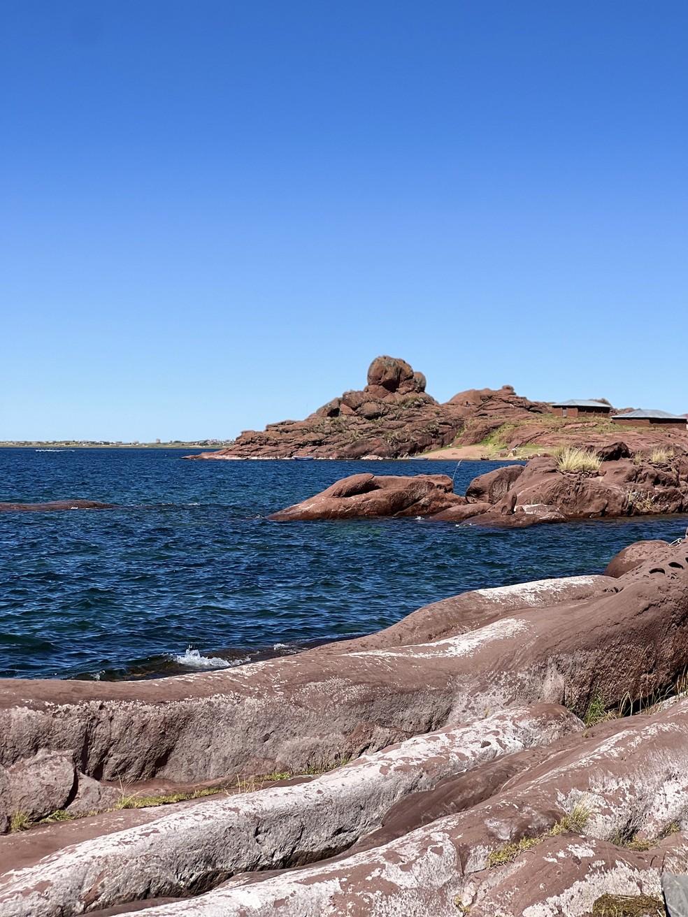 Tons naturais naturais: a natureza da região do lago Titicaca é rica e muito diversa, com rochas, terrenos arenosos, áreas rurais e mais  — Foto: Acervo pessoal