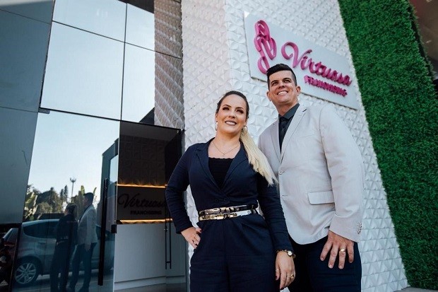 Mary Iaczinski e Adriano Jorge Francisco, sócios da Virtuosa: ele largou o emprego para ajudá-la a administrar o negócio (Foto: Divulgação)